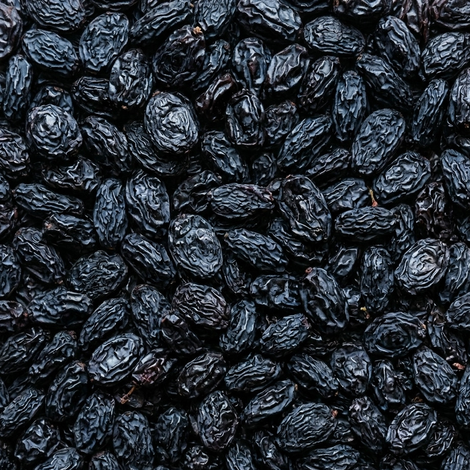 Une image de raisins secs noirs de qualité supérieure.